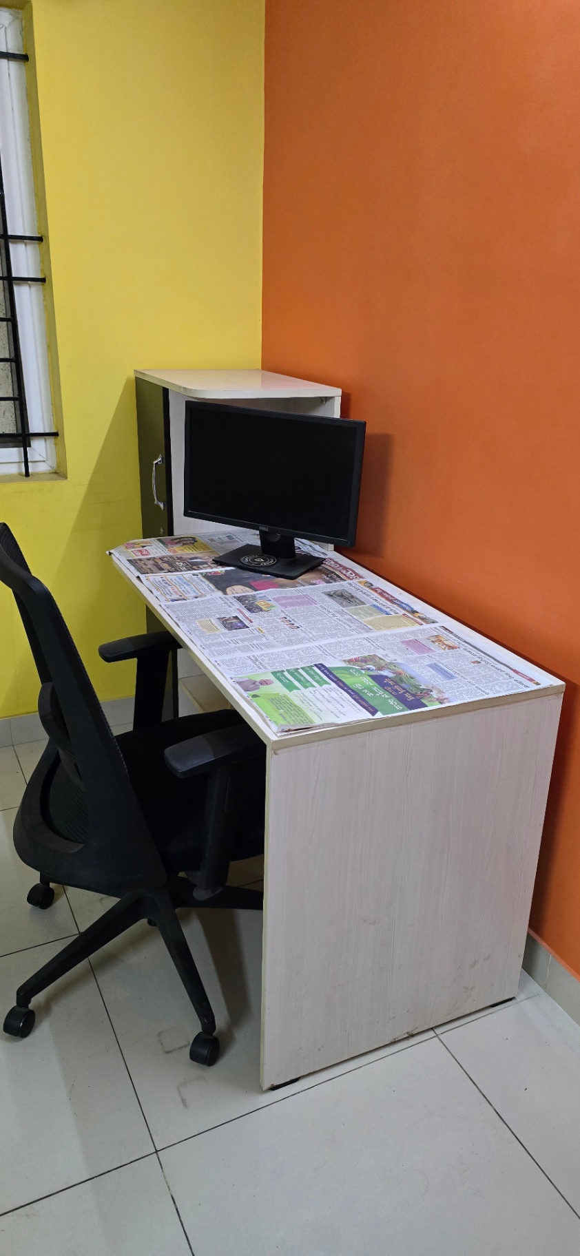 Office table and chair - Image 2