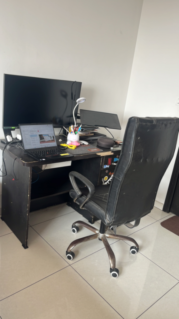 Office table and chair - Image 1