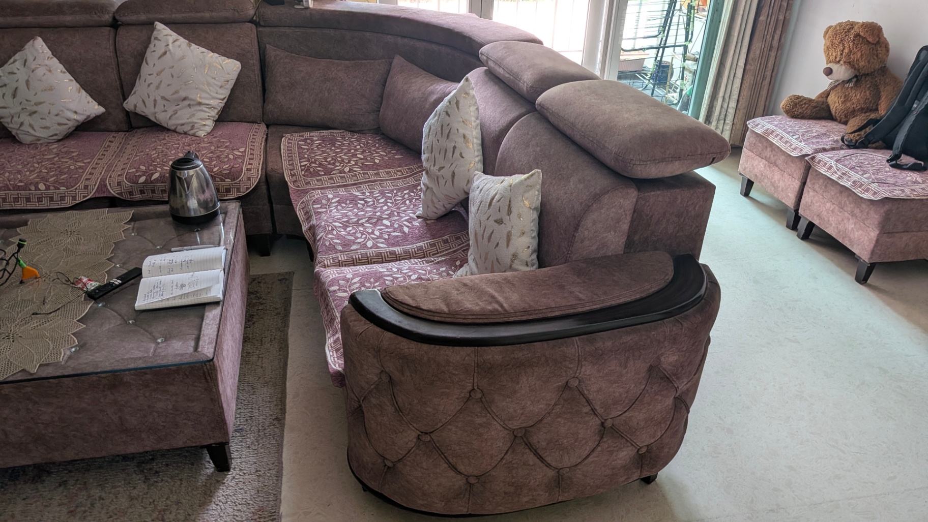 8 seater sofa with center table for sale - Image 4