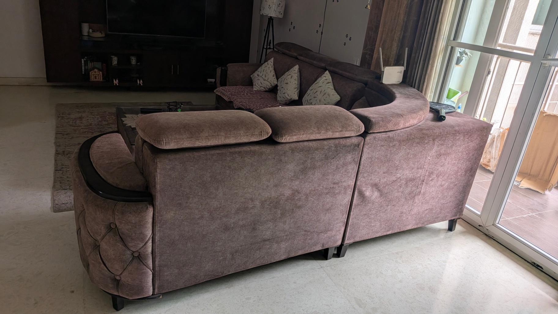 8 seater sofa with center table for sale - Image 6