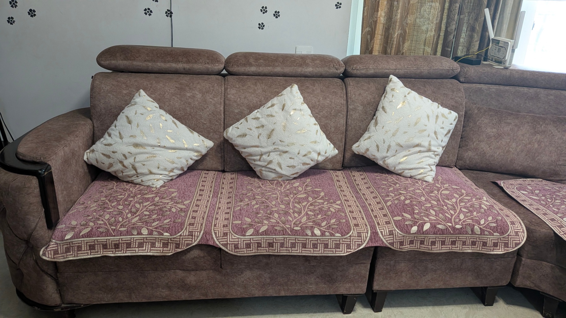 8 seater sofa with center table for sale - Image 8