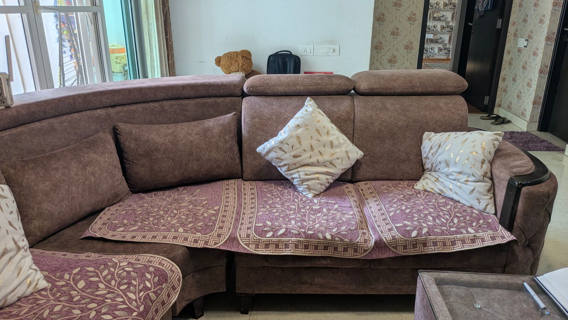 8 seater sofa with center table for sale - Image 7