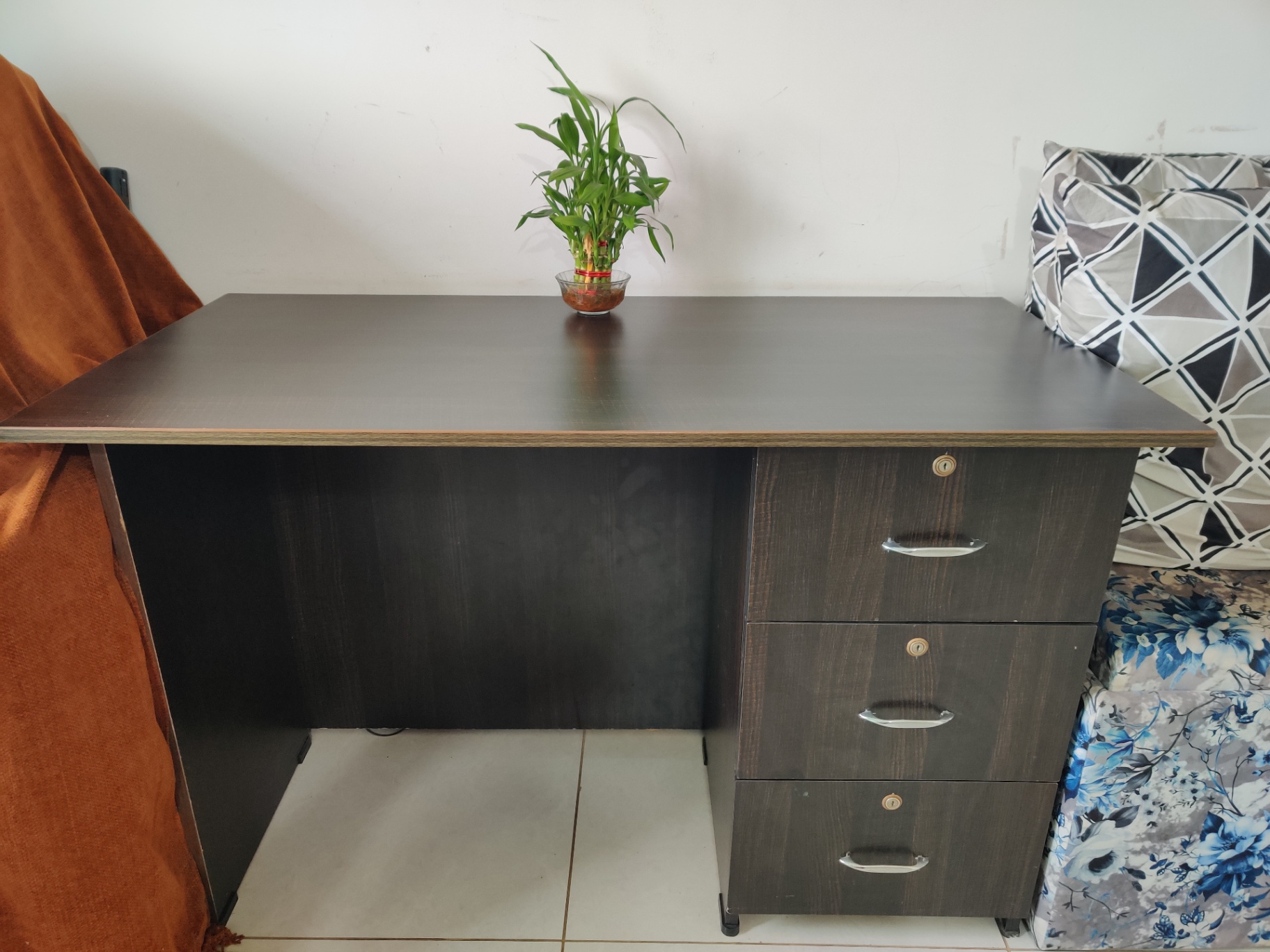 Moderately used work desk and almost new 360 degree rotating chair - Image 4