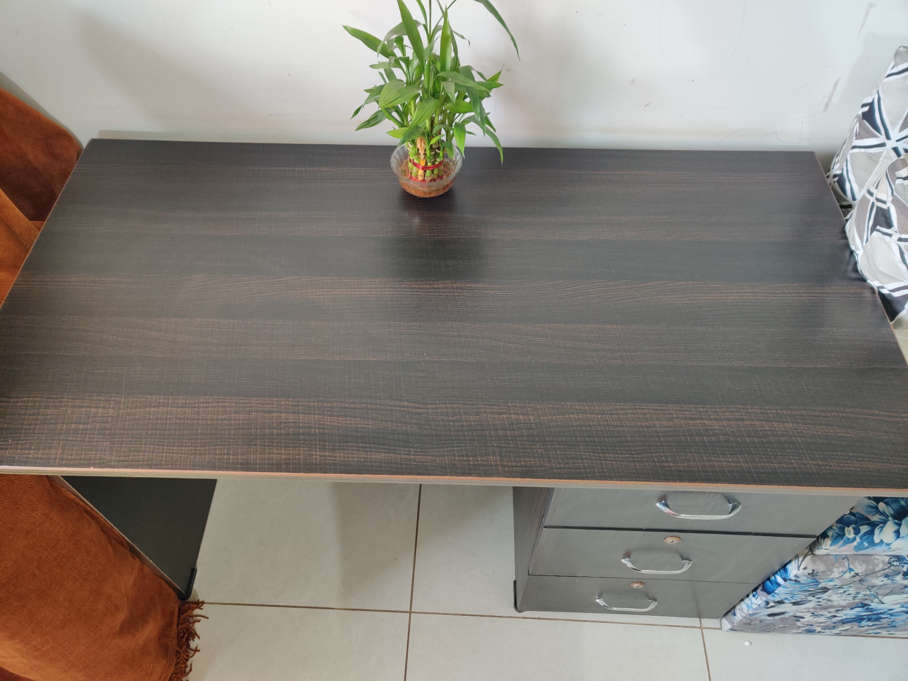 Moderately used work desk and almost new 360 degree rotating chair - Image 5