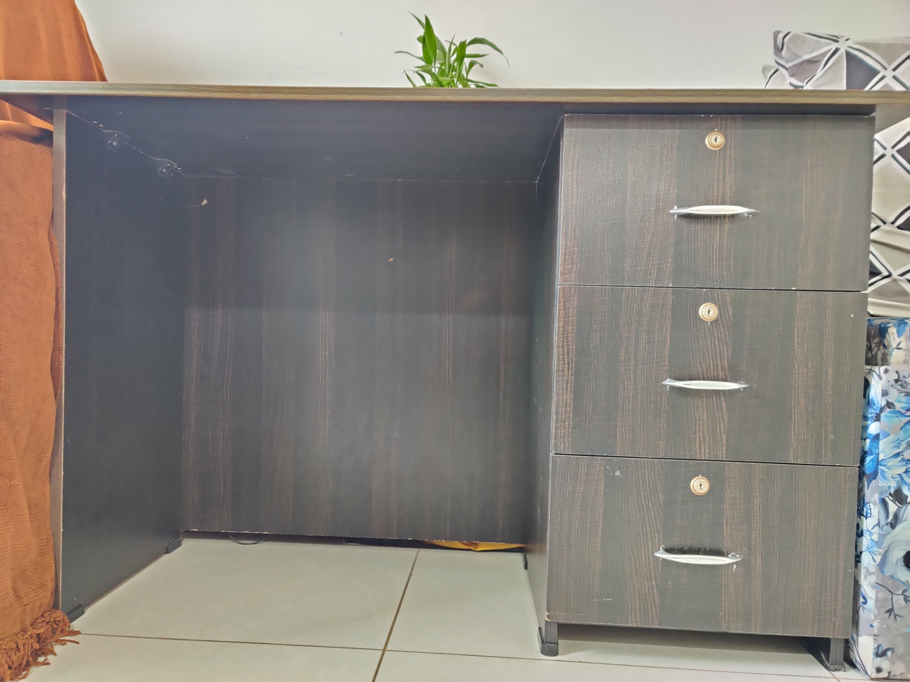 Moderately used work desk and almost new 360 degree rotating chair - Image 3