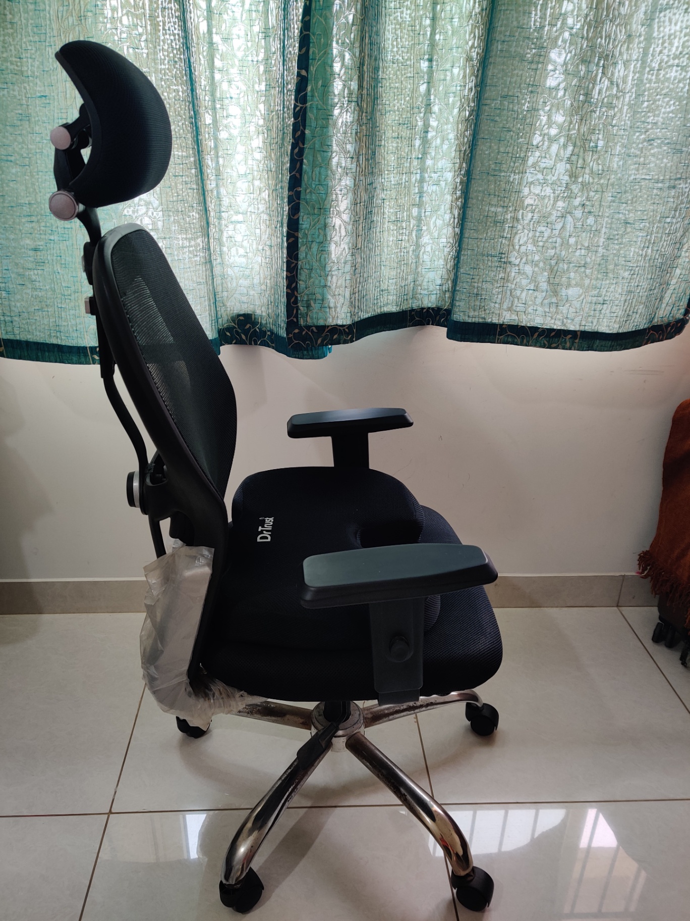 Moderately used work desk and almost new 360 degree rotating chair - Image 8