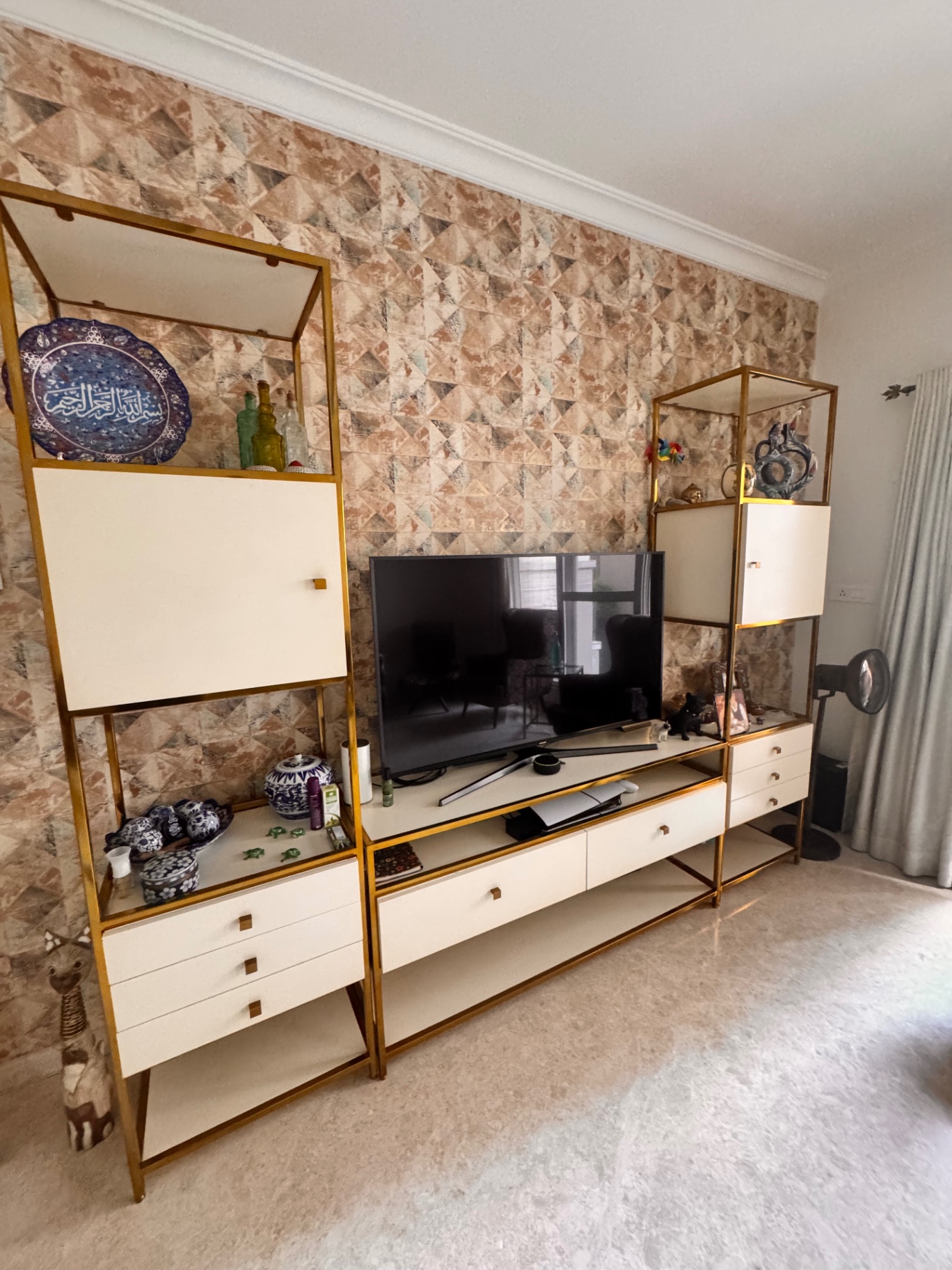 TV Unit - Image 1
