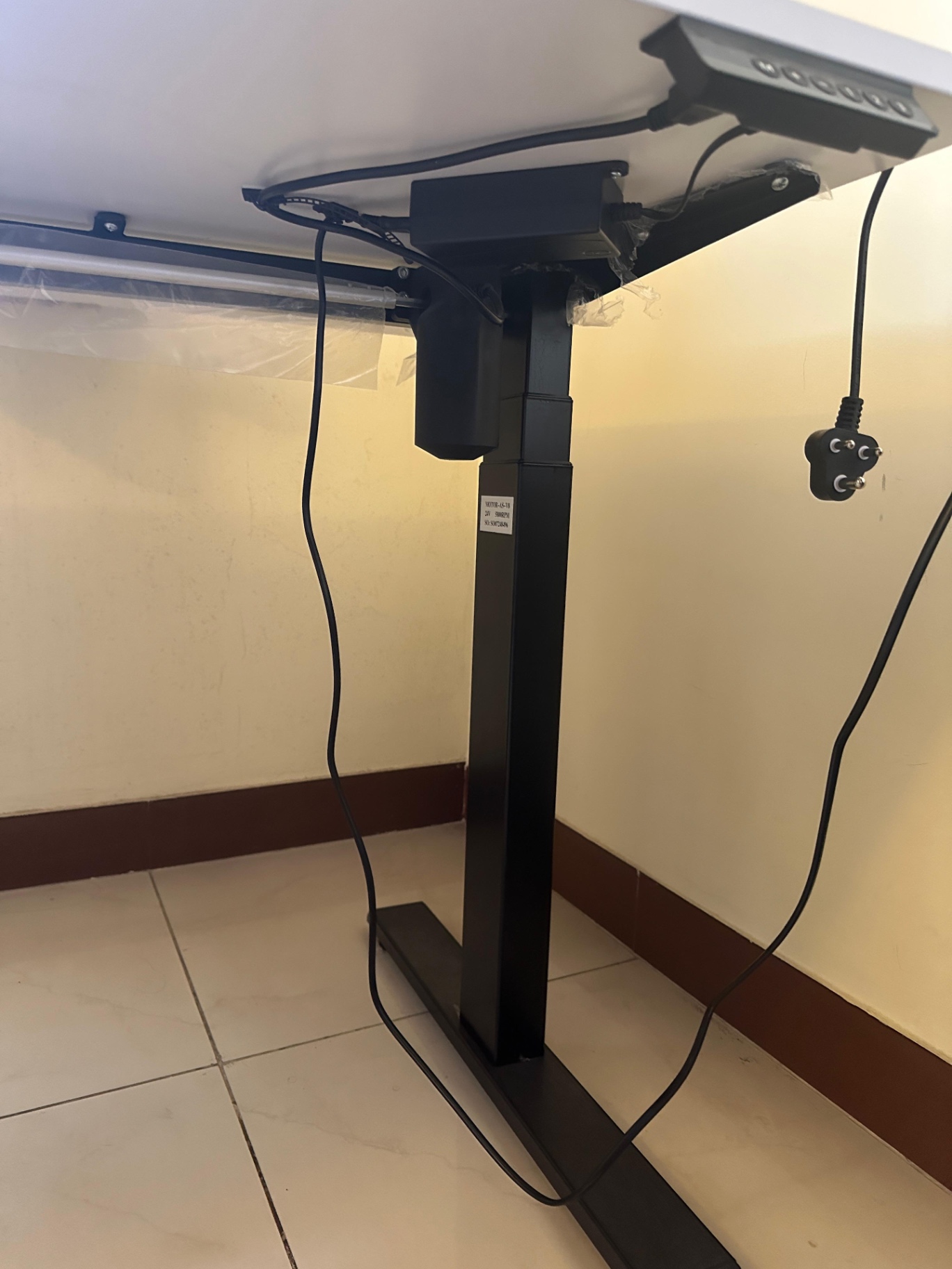 Electric Height adjustable Table (4 months old only) - Image 3