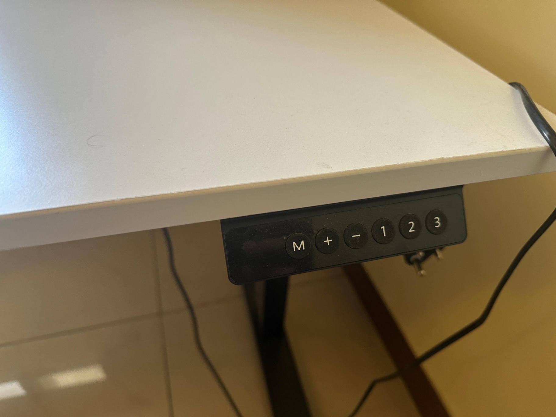 Electric Height adjustable Table (4 months old only) - Image 4