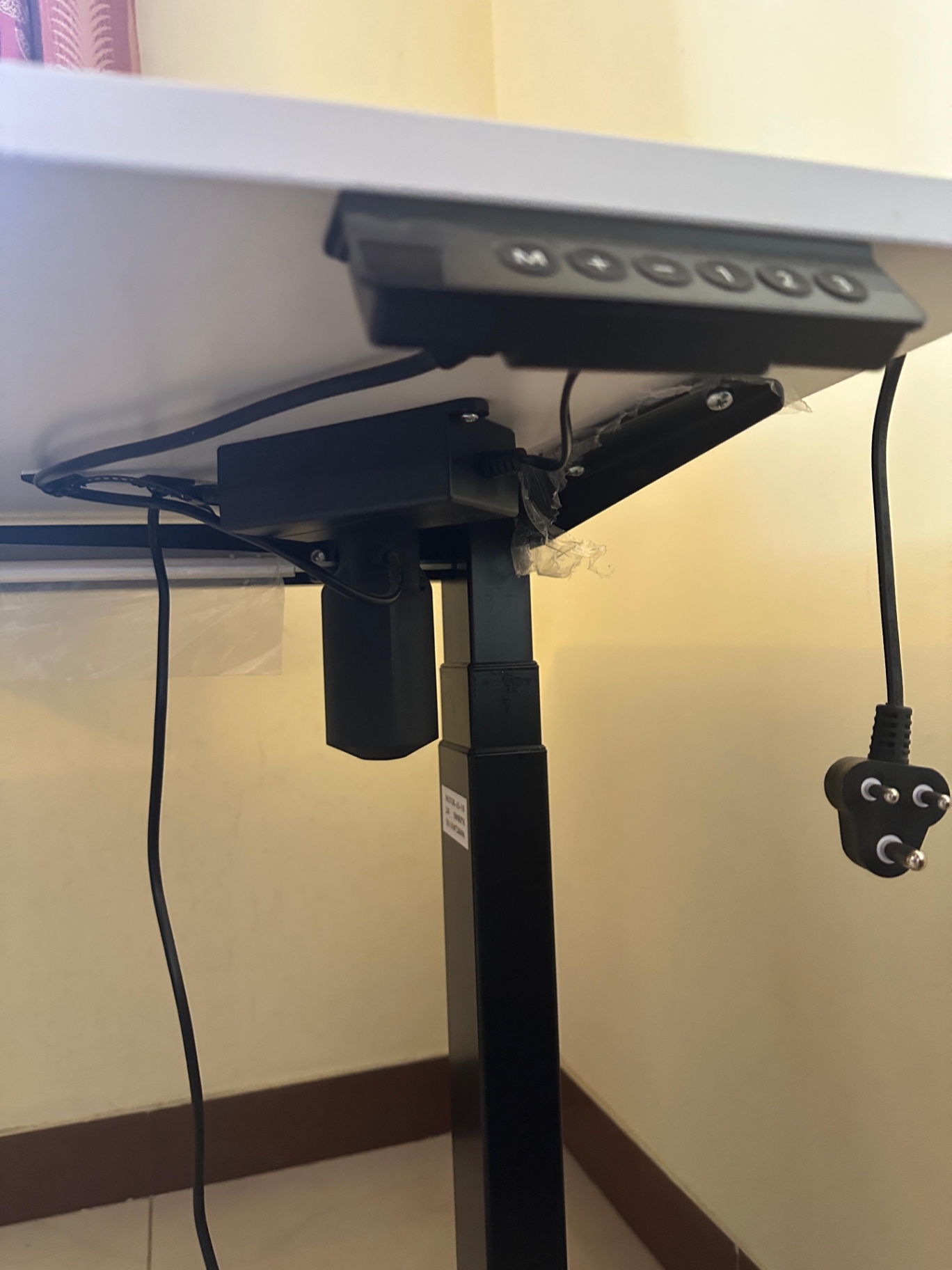 Electric Height adjustable Table (4 months old only) - Image 5