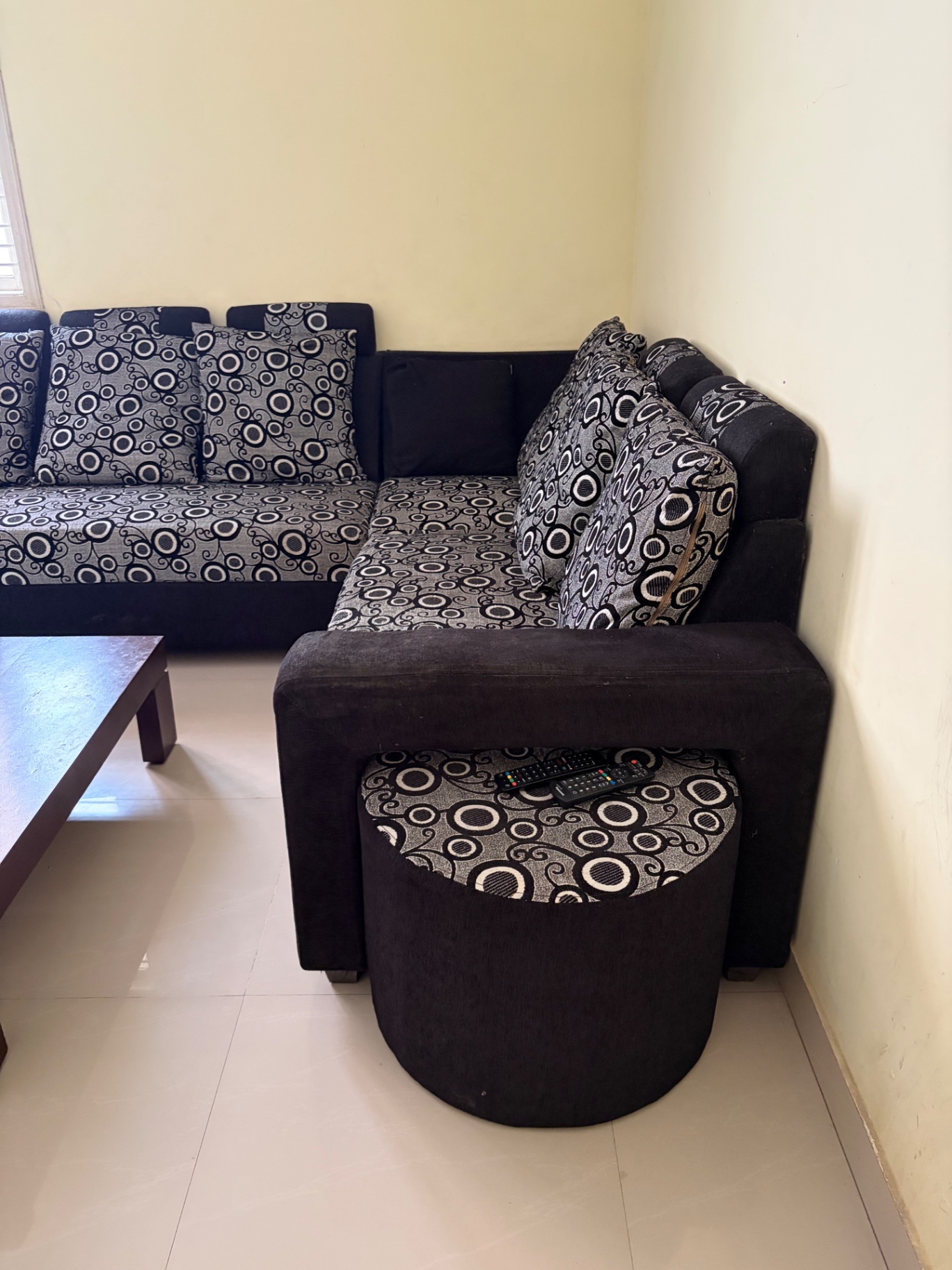 Sofa and coffee table - Image 1