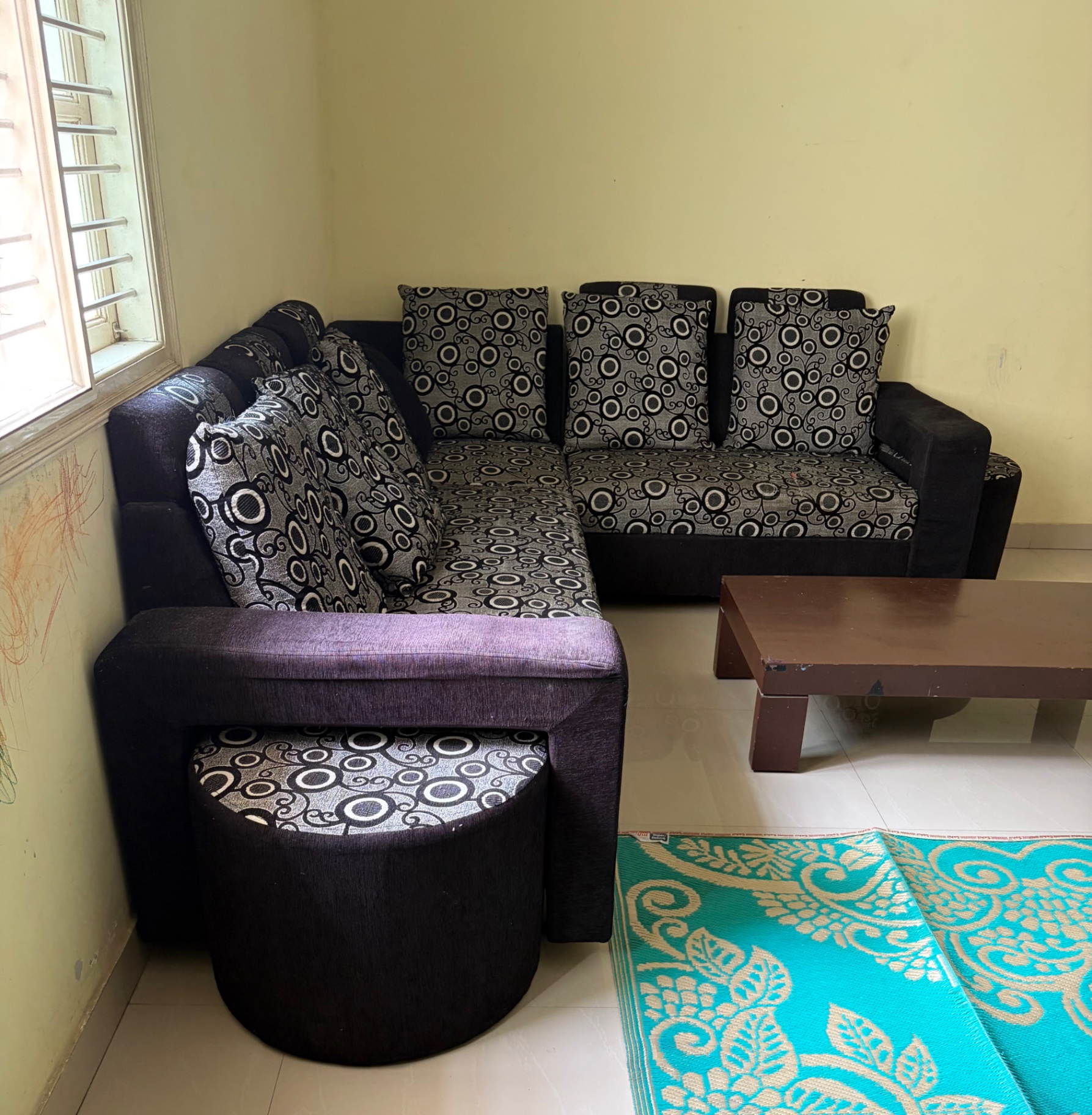 Sofa and coffee table - Image 4