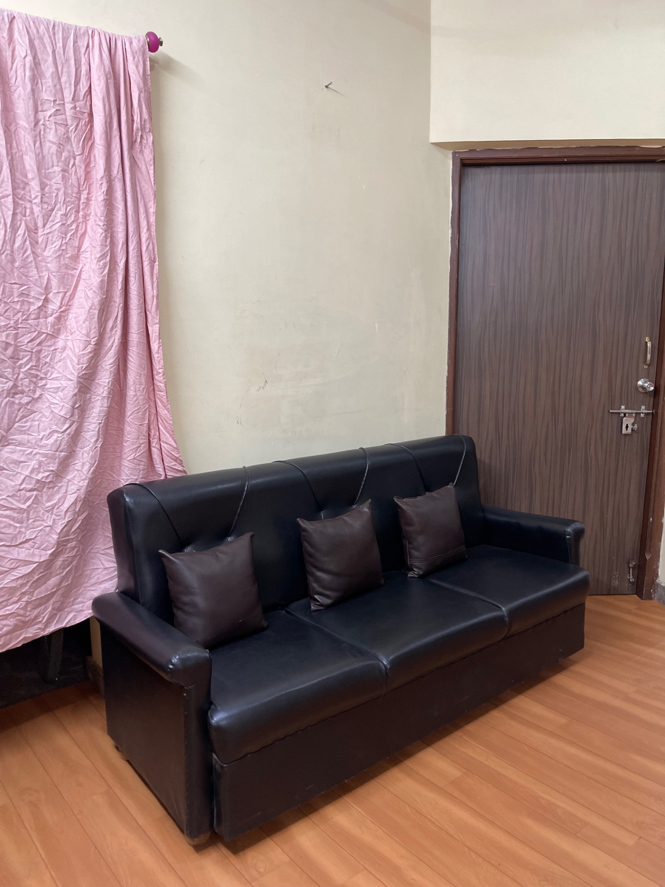Black sofa - Image 2