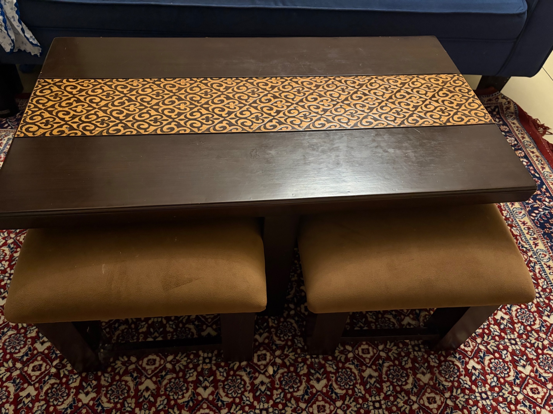 Selling a stylish center coffee table set with two cushioned seats available for Sale - Image 2