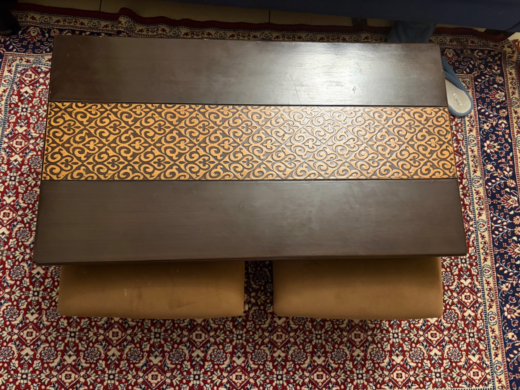 Selling a stylish center coffee table set with two cushioned seats available for Sale - Image 1