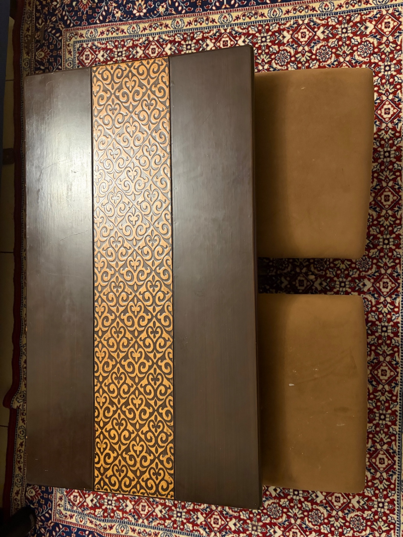 Selling a stylish center coffee table set with two cushioned seats available for Sale - Image 5