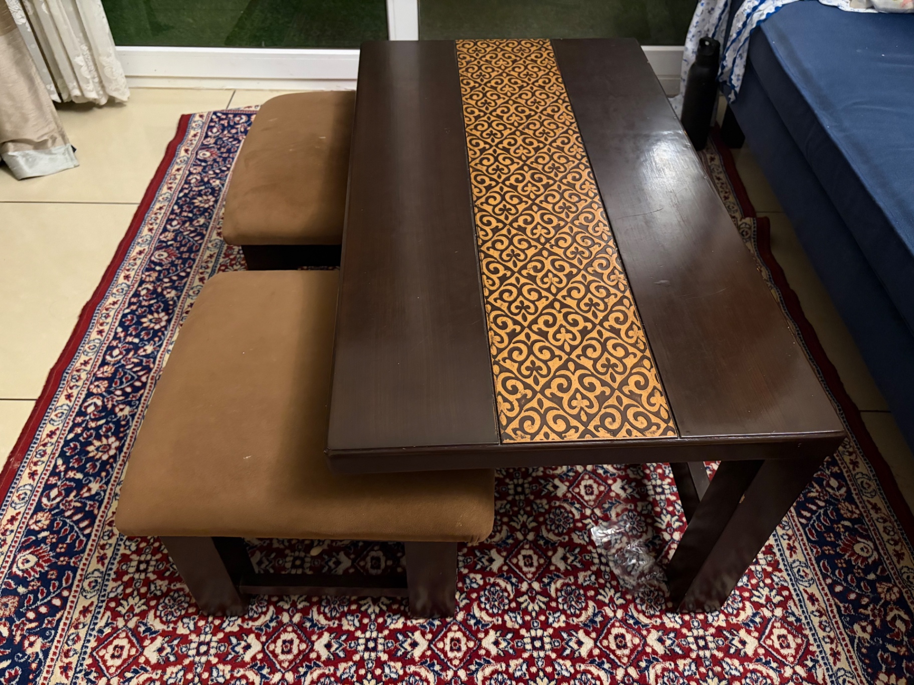 Selling a stylish center coffee table set with two cushioned seats available for Sale - Image 4