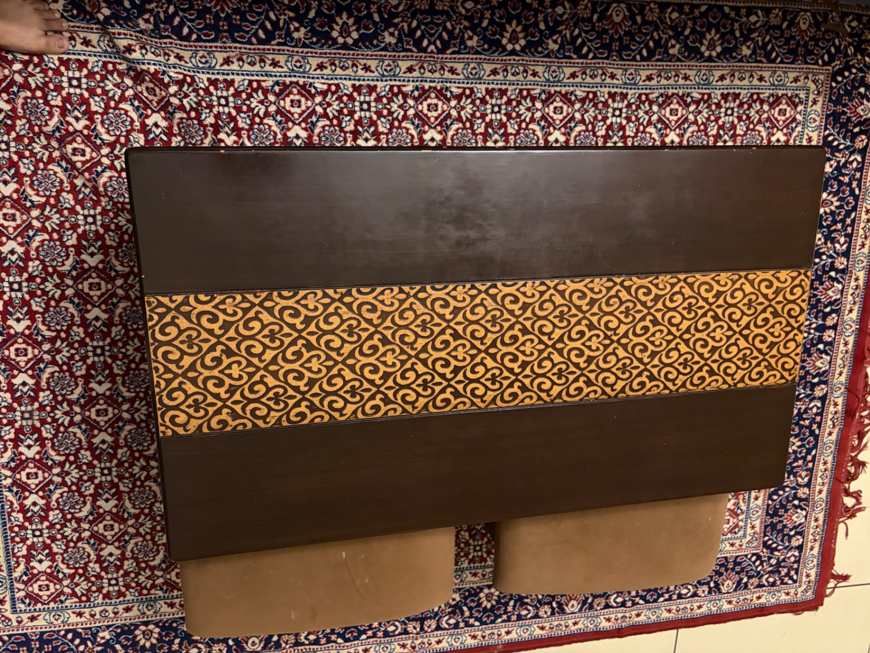 Selling a stylish center coffee table set with two cushioned seats available for Sale - Image 3