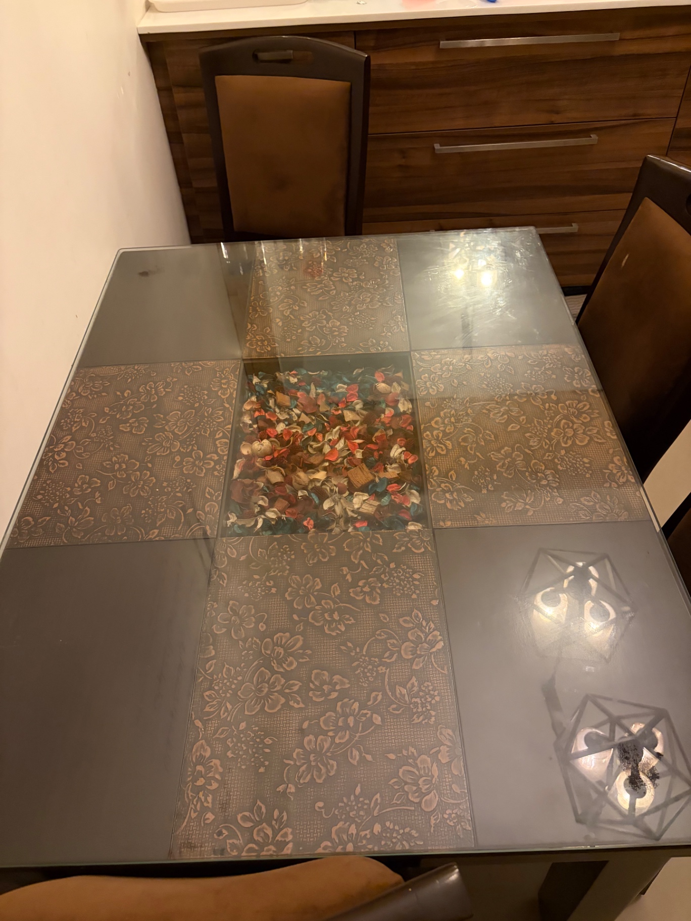 Selling a premium 4-seater dining table set in excellent condition available for Sale - Image 2