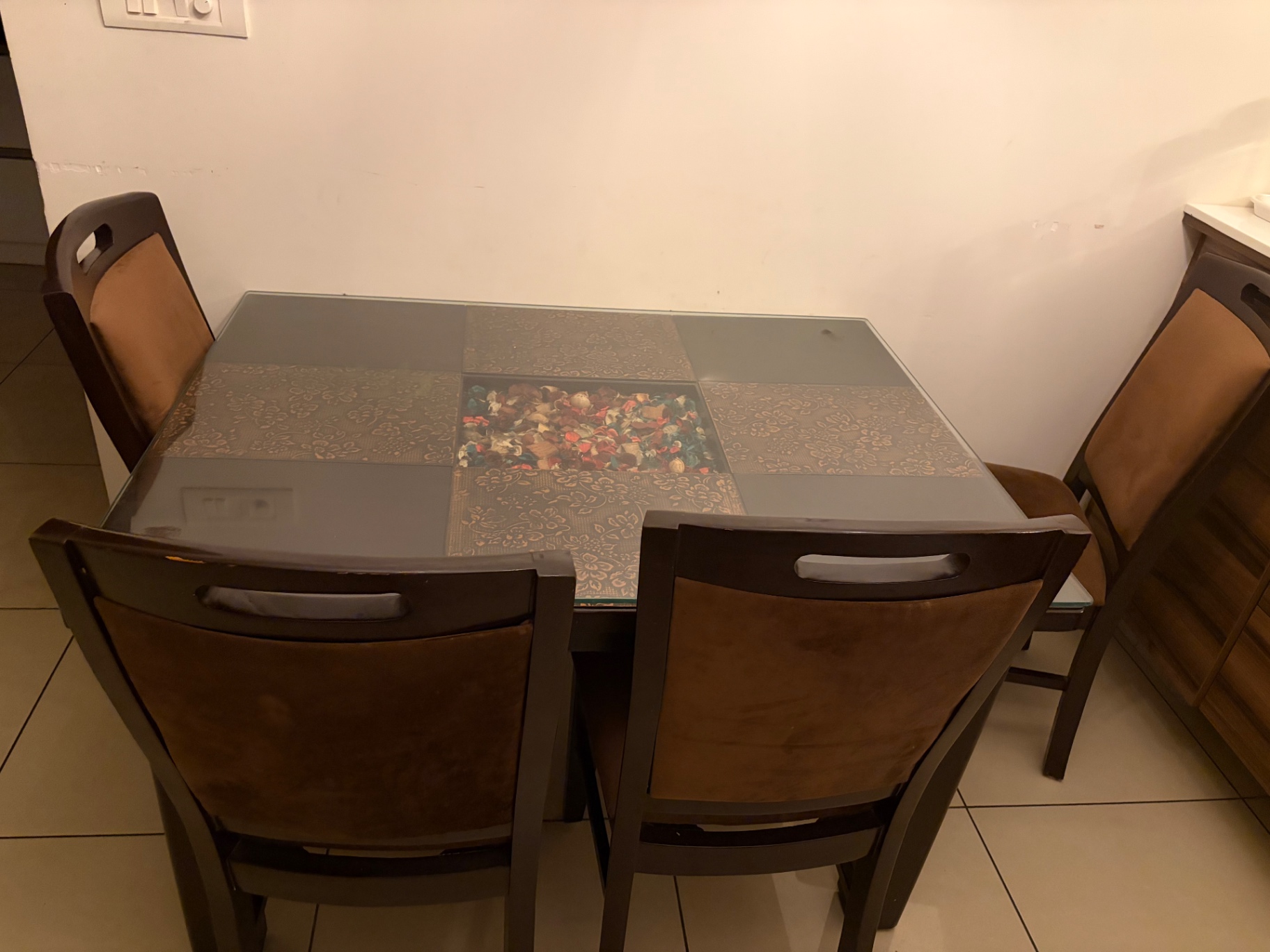 Selling a premium 4-seater dining table set in excellent condition available for Sale - Image 3