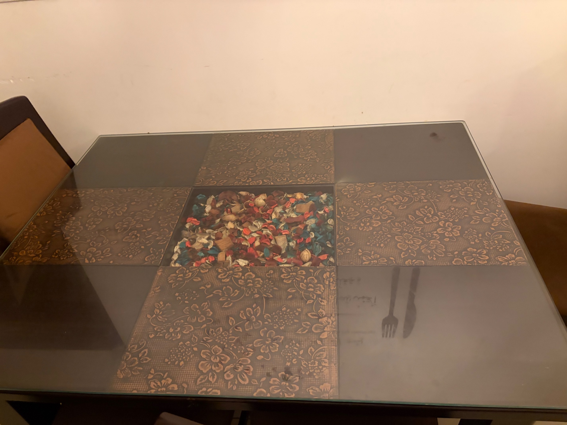 Selling a premium 4-seater dining table set in excellent condition available for Sale - Image 1