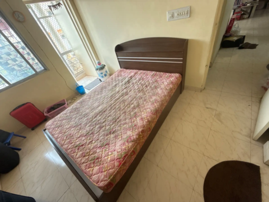 Queen bed with storage - Box Bed - Image 1