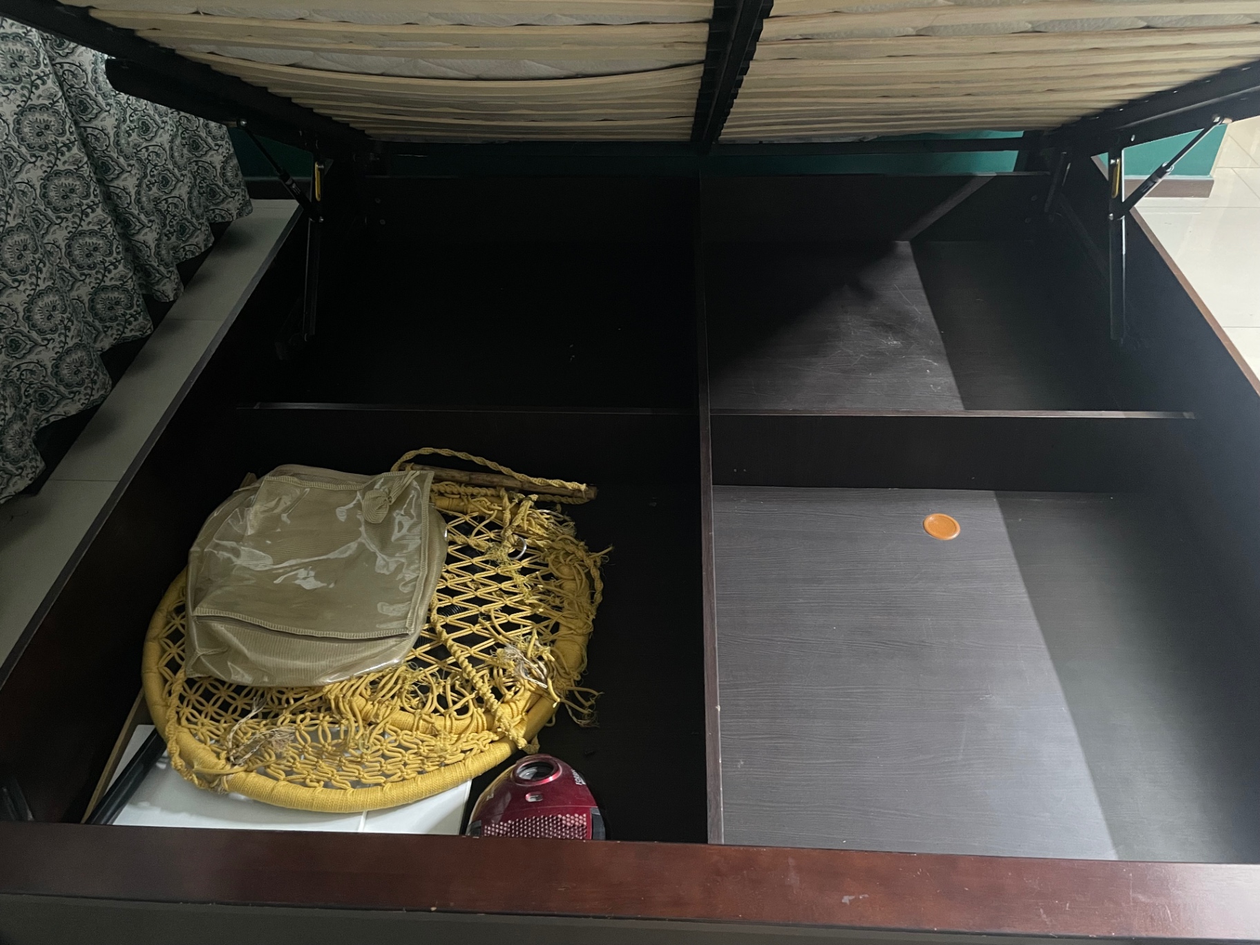 Bed with hydraulic storage - Image 3