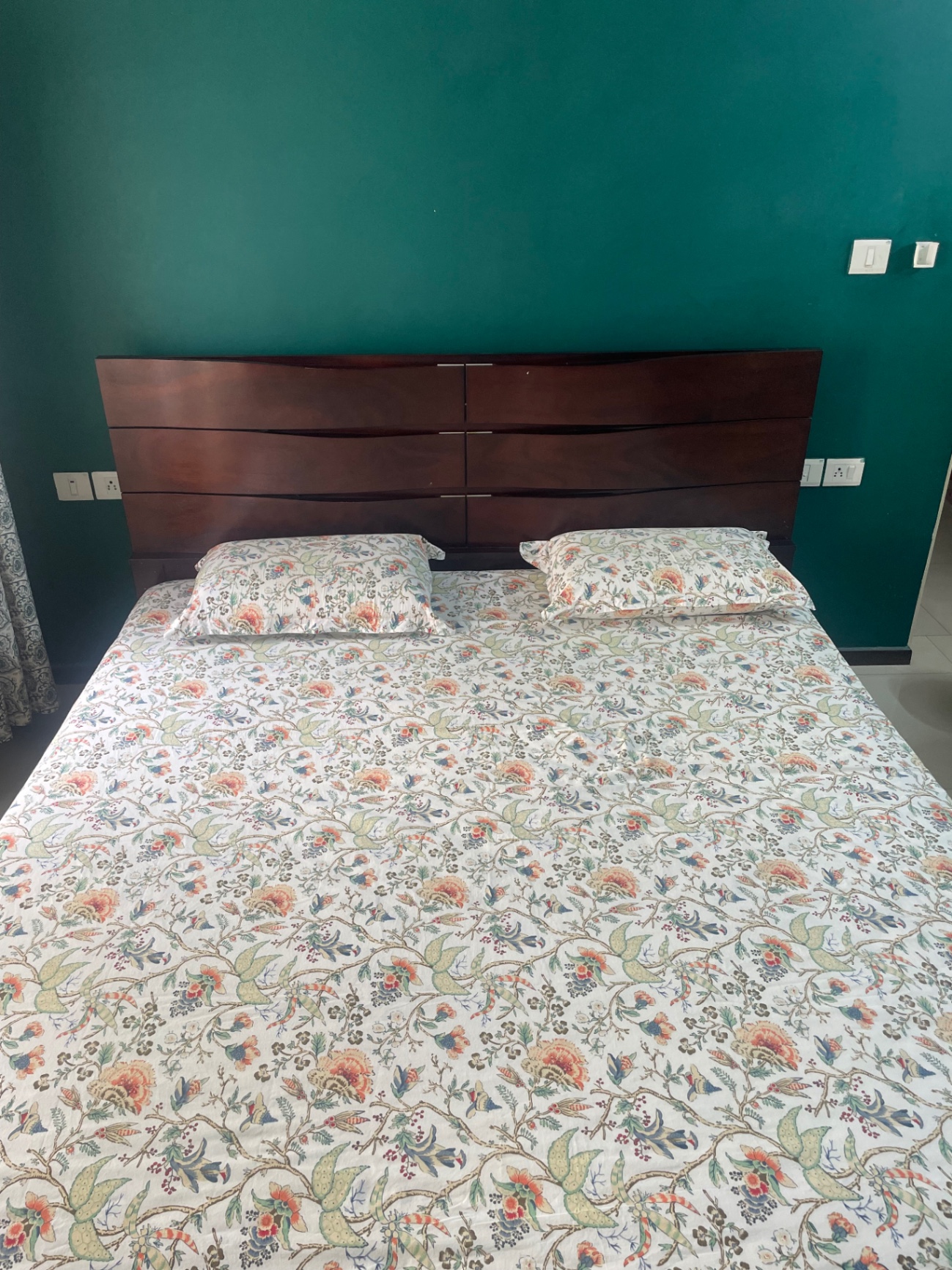 Bed with hydraulic storage - Image 2