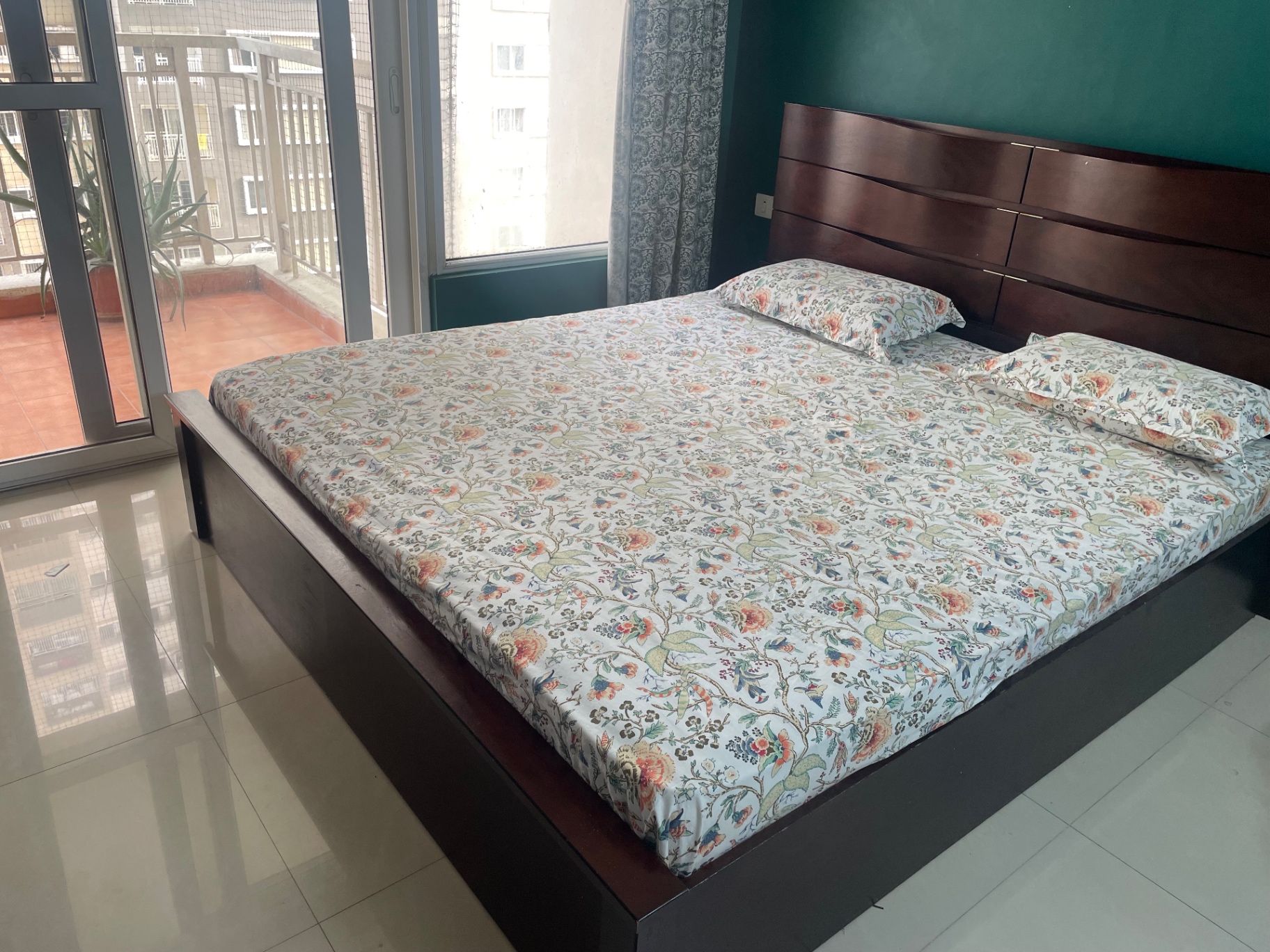 Bed with hydraulic storage - Image 1