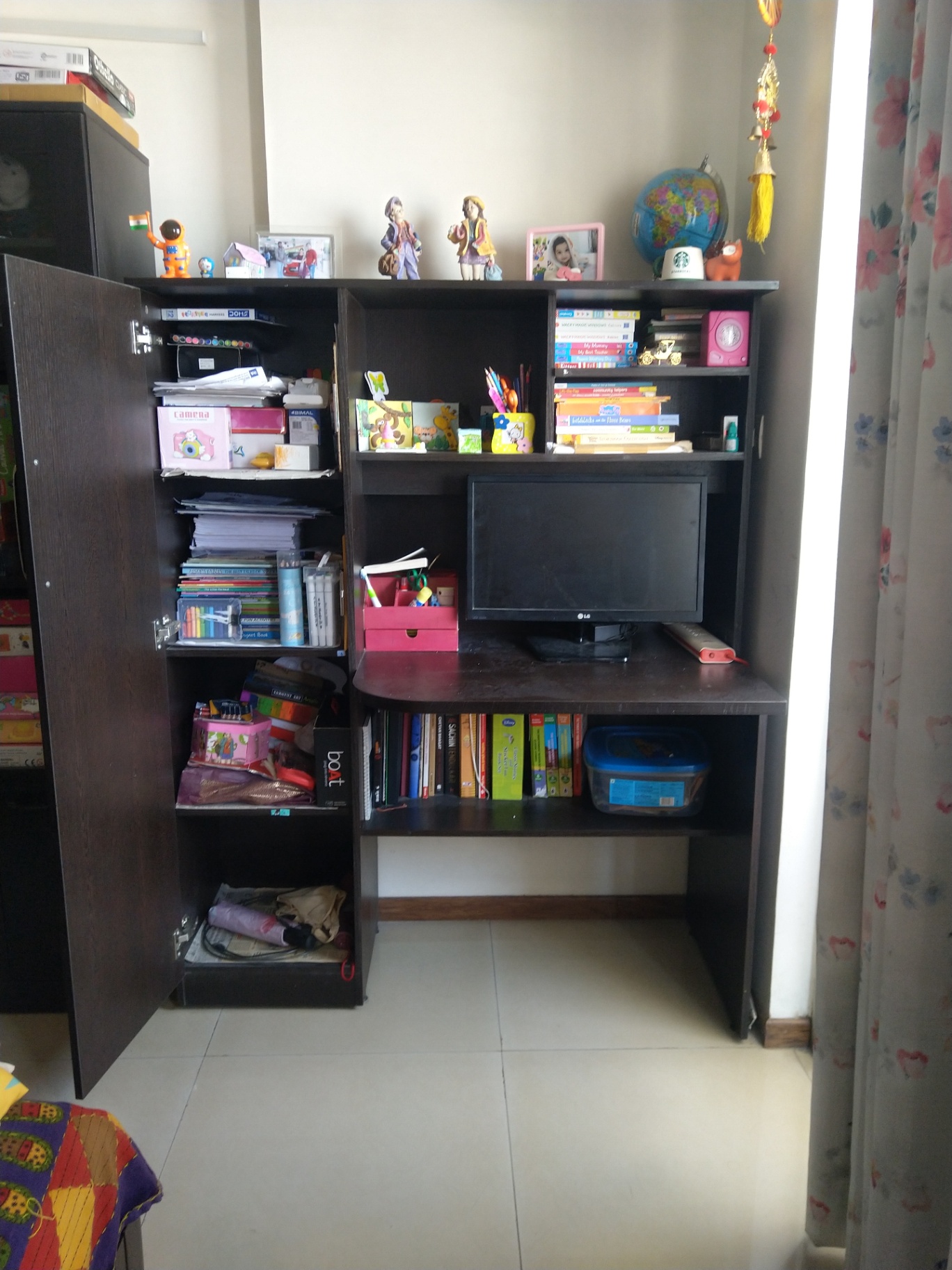 Office table with 8 plus Cabinets  - Image 2