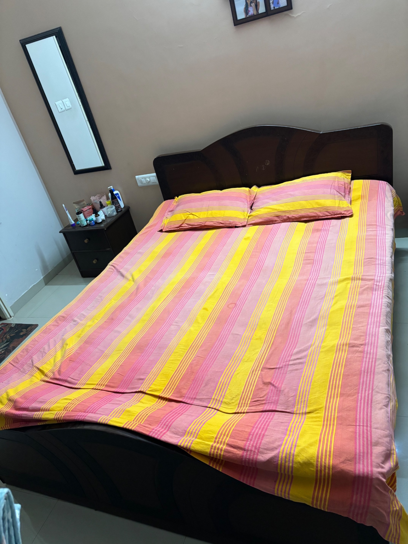 Queen size bed and mattess - Image 1