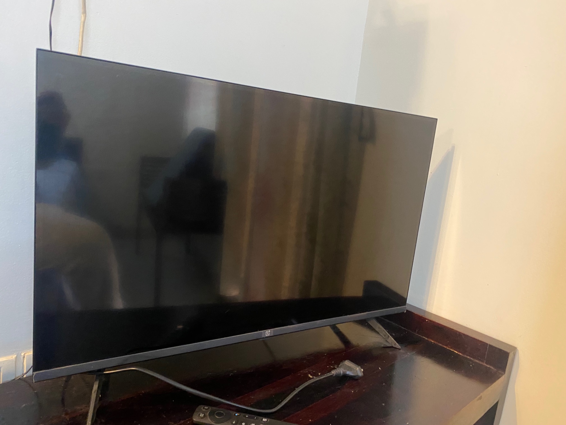 1+ 32 inch smart TV - Image 2