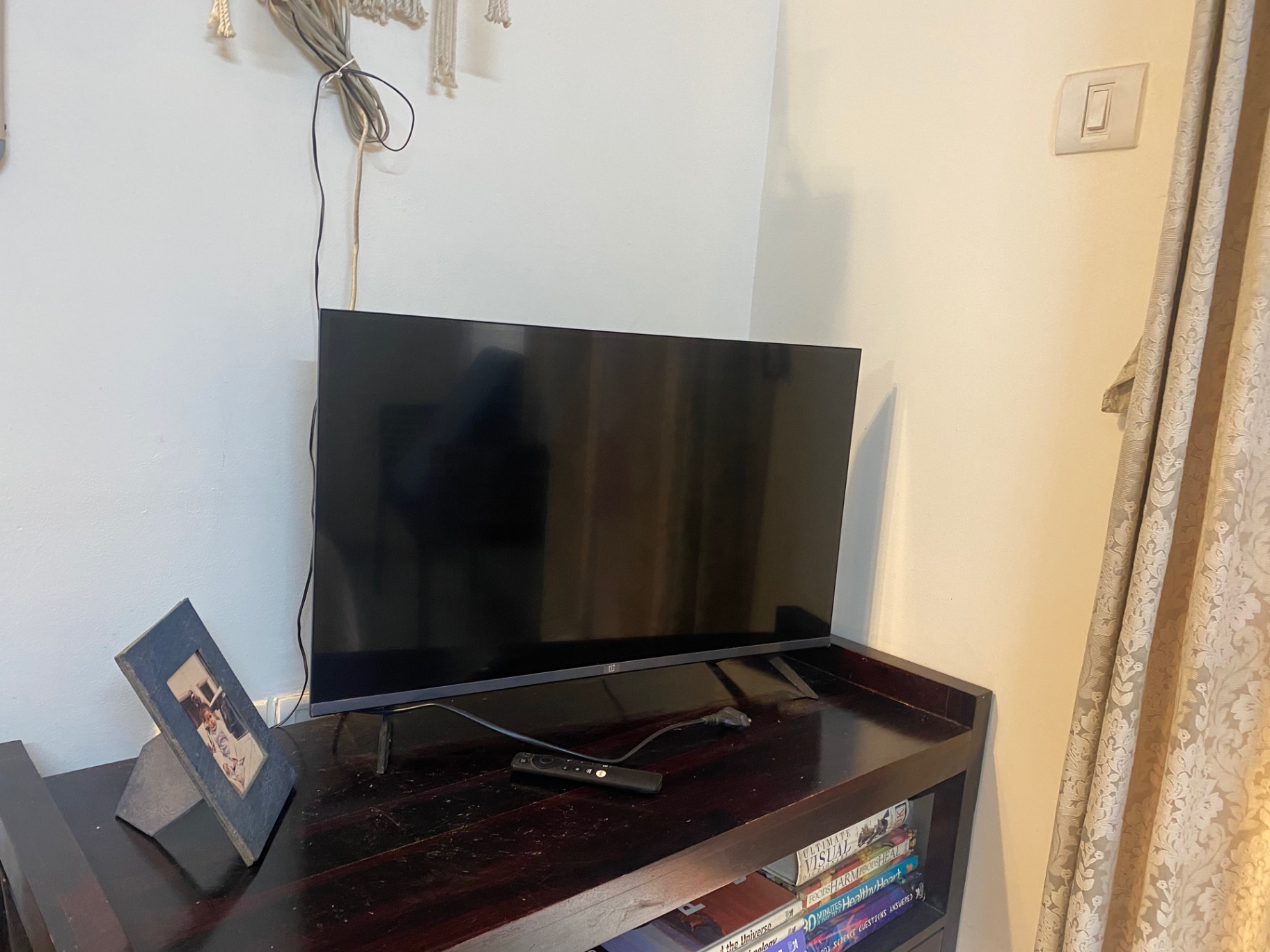 1+ 32 inch smart TV - Image 1