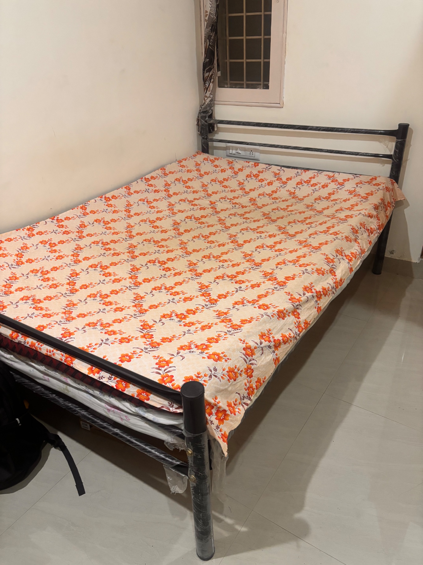 Double-bed size iron cot - Image 3