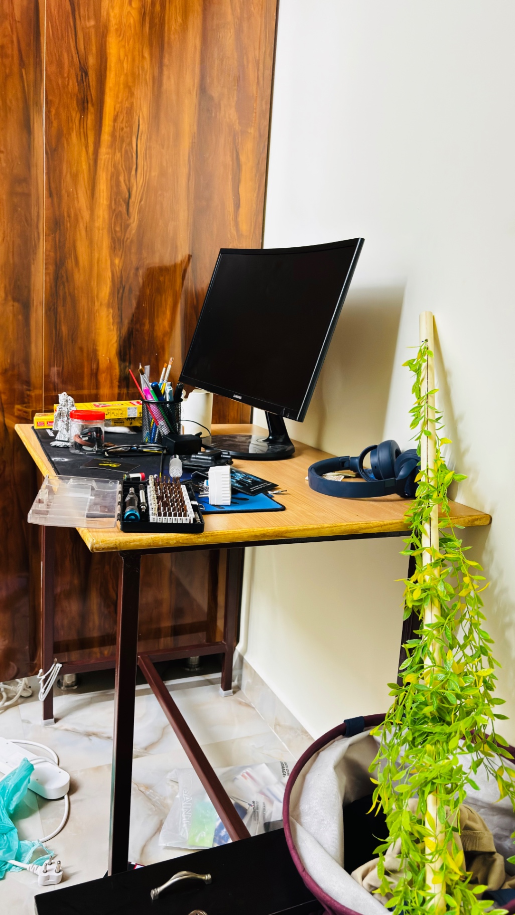 Office table  - Image 1