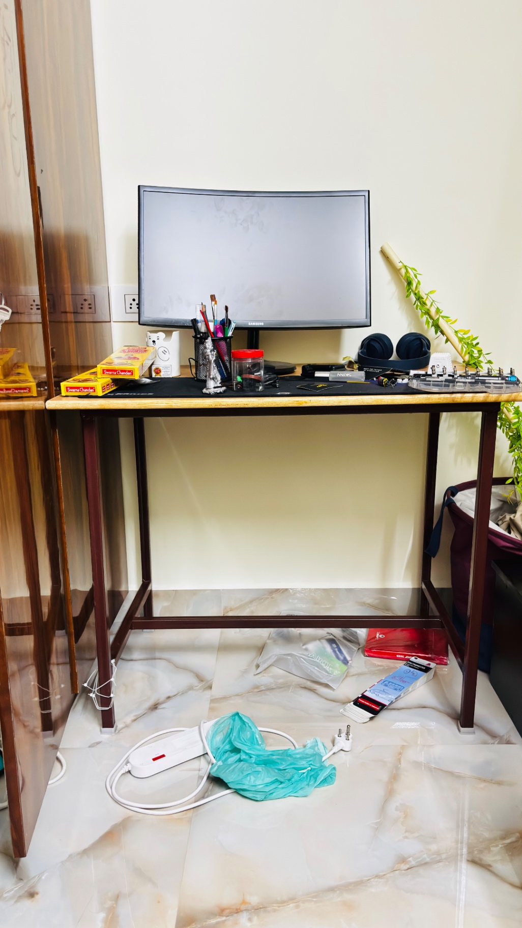 Office table  - Image 2