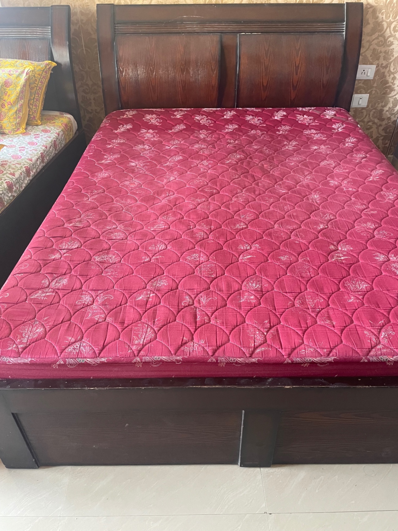 Queen size bed with mattress  - Image 1