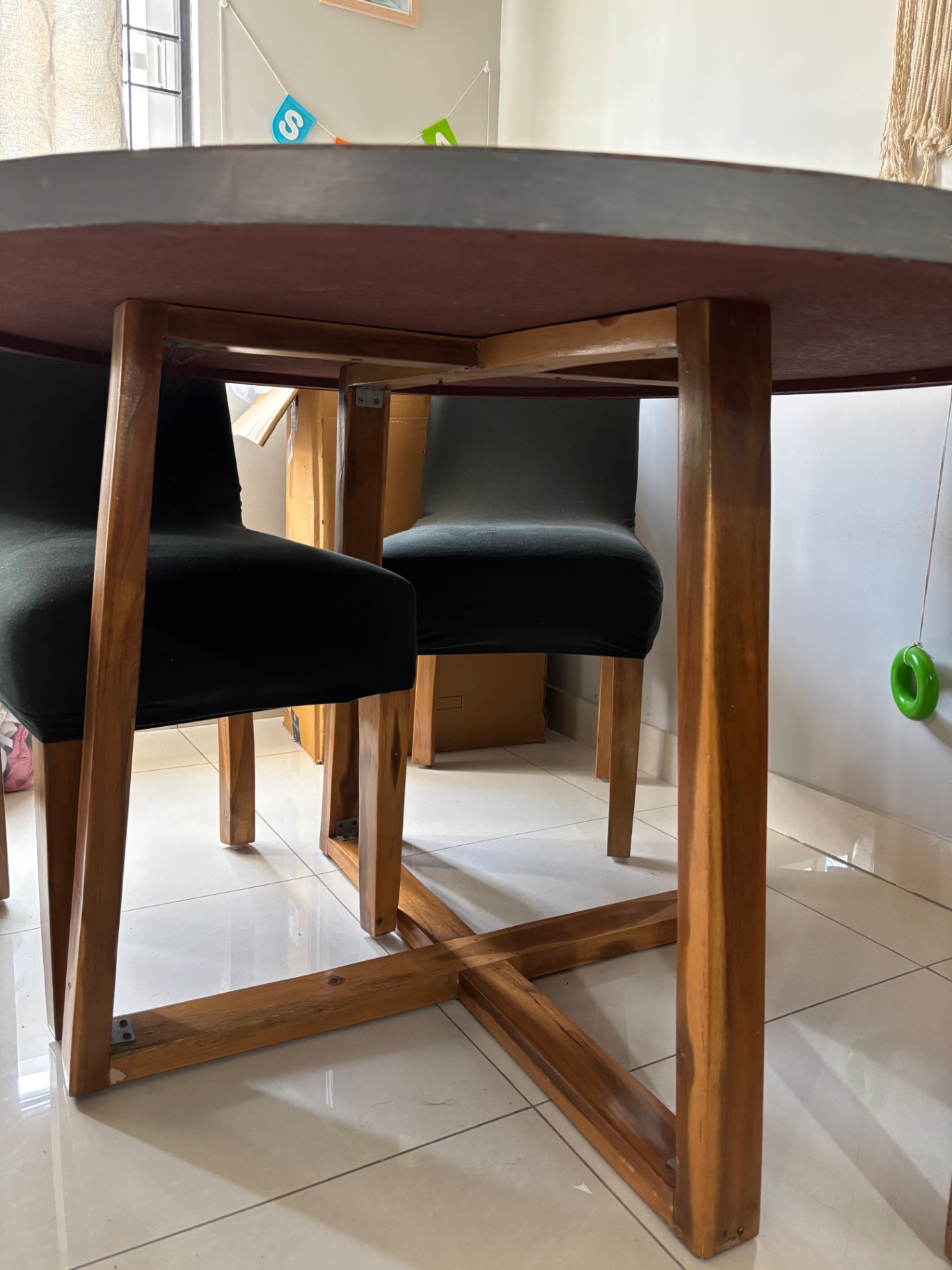 Round dining table with 4 chairs - Image 2