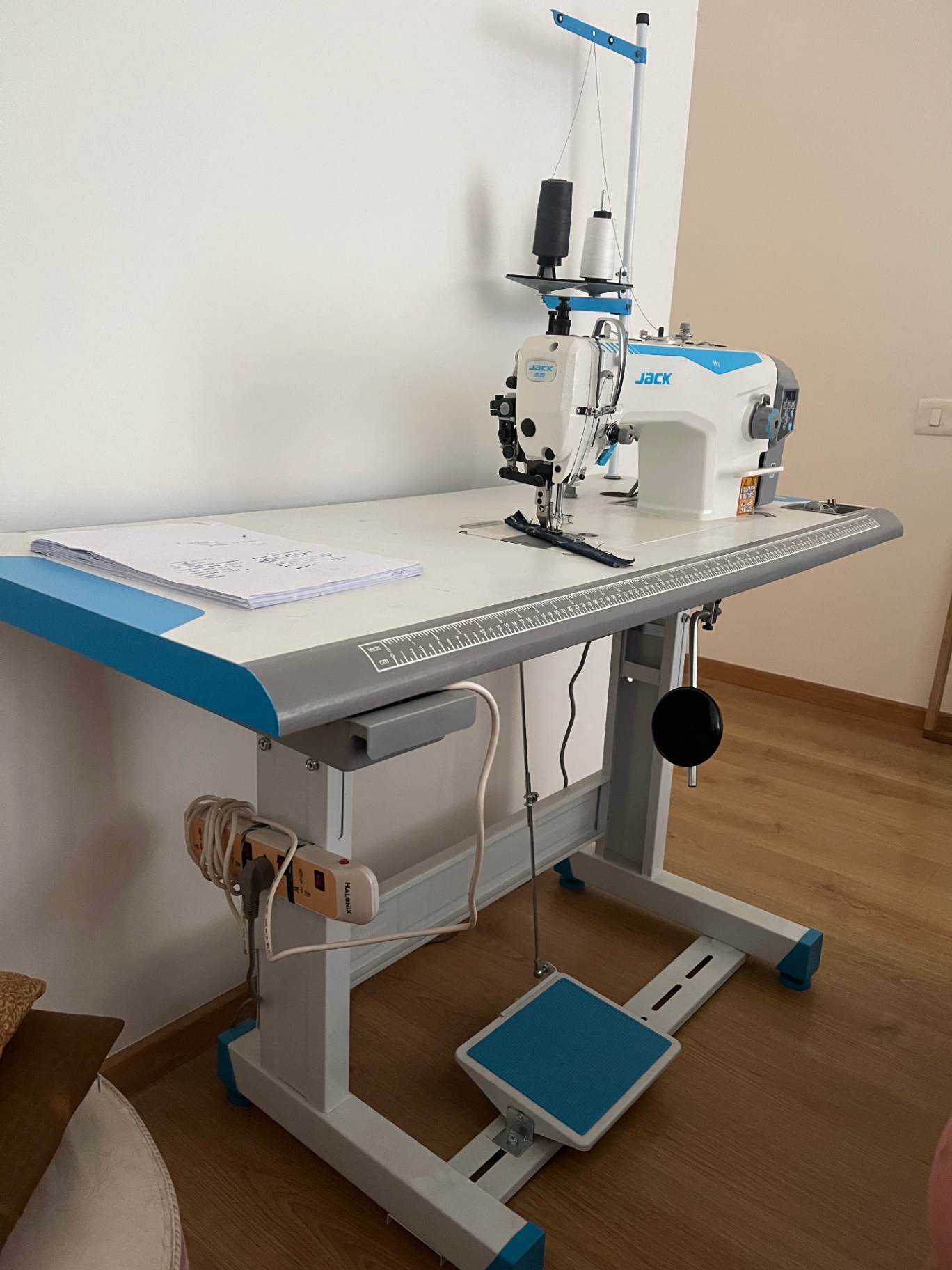 JACK -H2-A-CZ / SINGLE NEEDLE LOCKSTITICH FAT BED SEWING MACHINE COMPLETE SET - Image 1