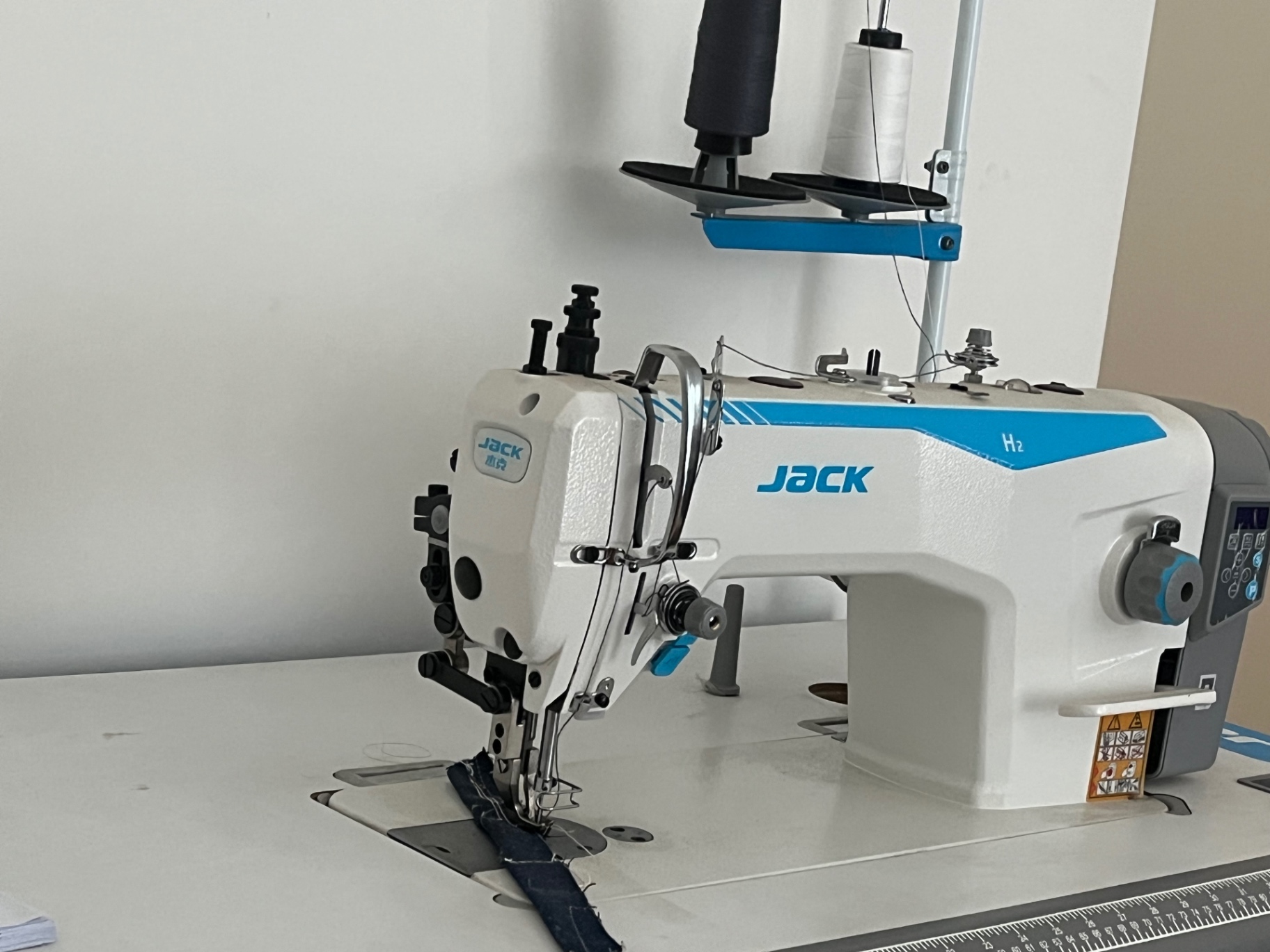 JACK -H2-A-CZ / SINGLE NEEDLE LOCKSTITICH FAT BED SEWING MACHINE COMPLETE SET - Image 2