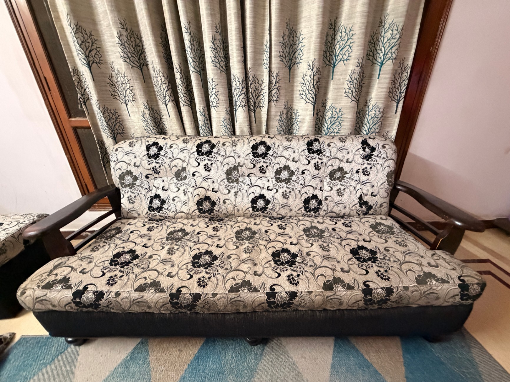 sofa set with centre table - Image 1