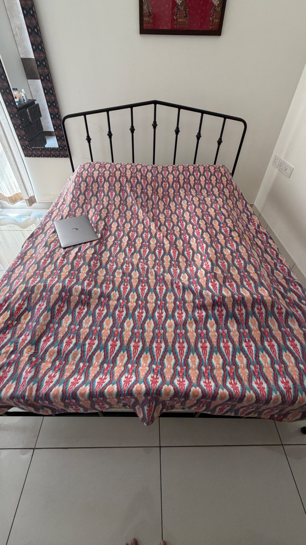 Queen size metal bed - Image 1