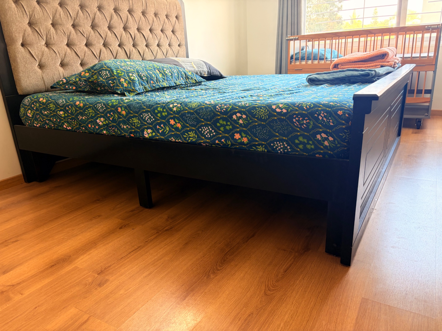 Solid wood king size bed and wakefit 8 inch Mattress - Image 1