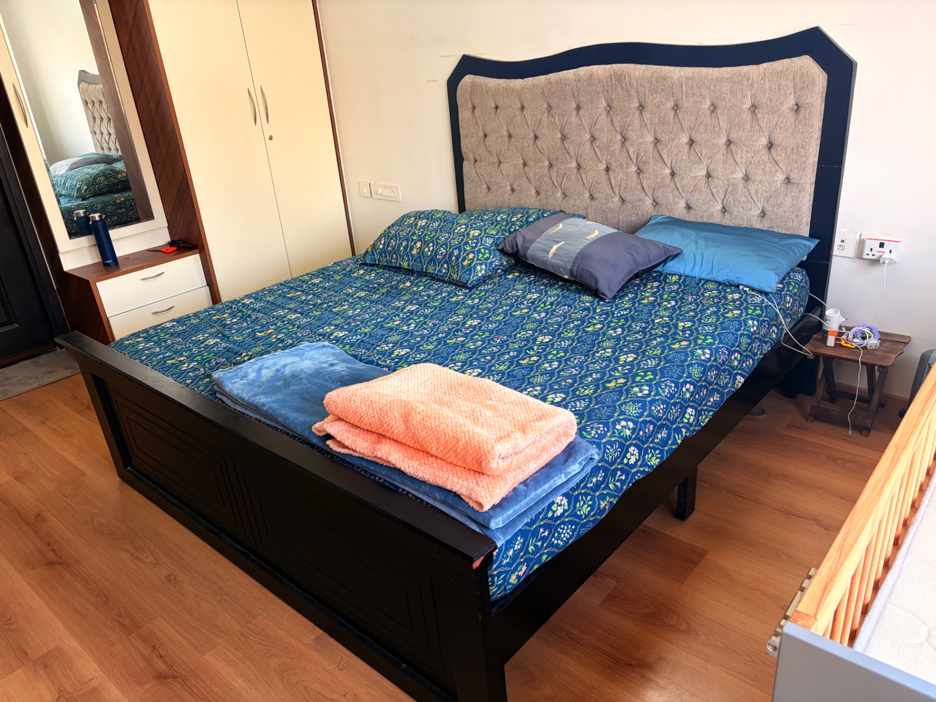 Solid wood king size bed and wakefit 8 inch Mattress - Image 5