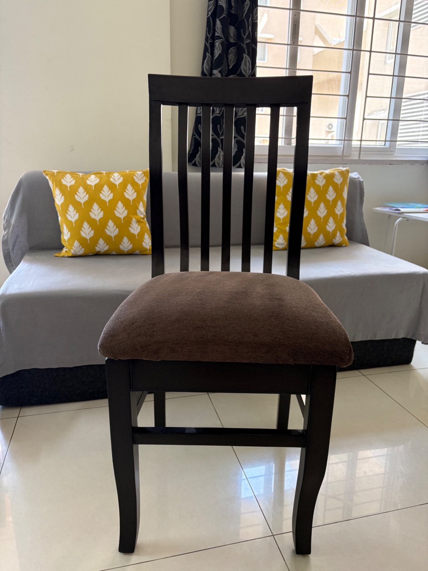 4 seater Dining table with chairs - Image 4