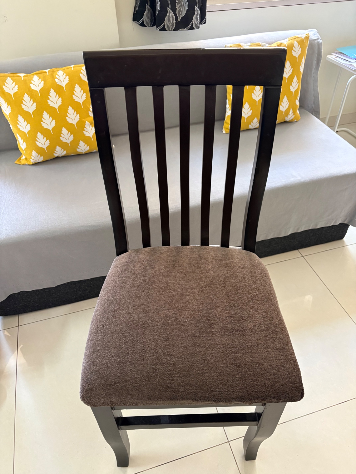 4 seater Dining table with chairs - Image 3