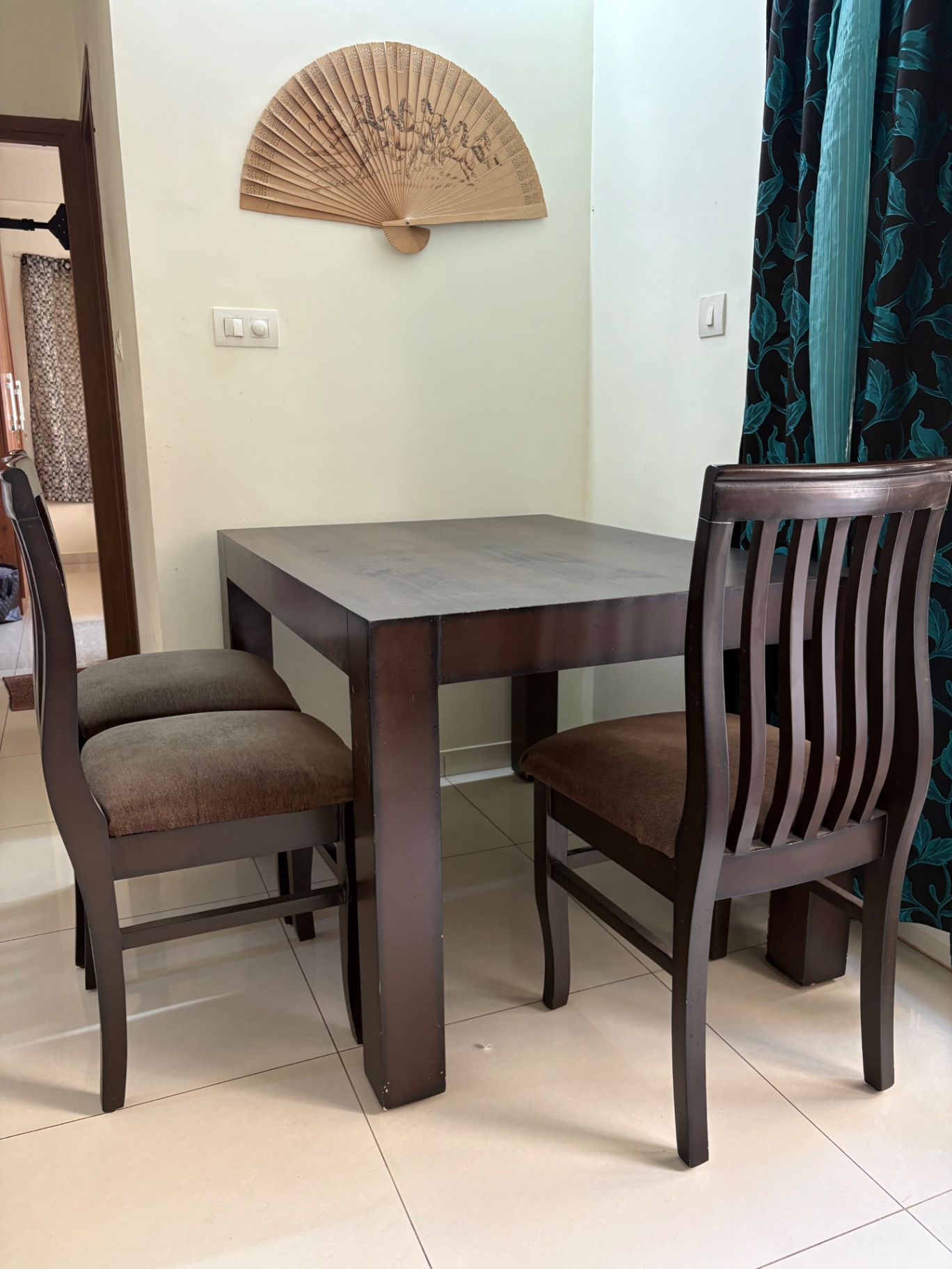 4 seater Dining table with chairs - Image 2