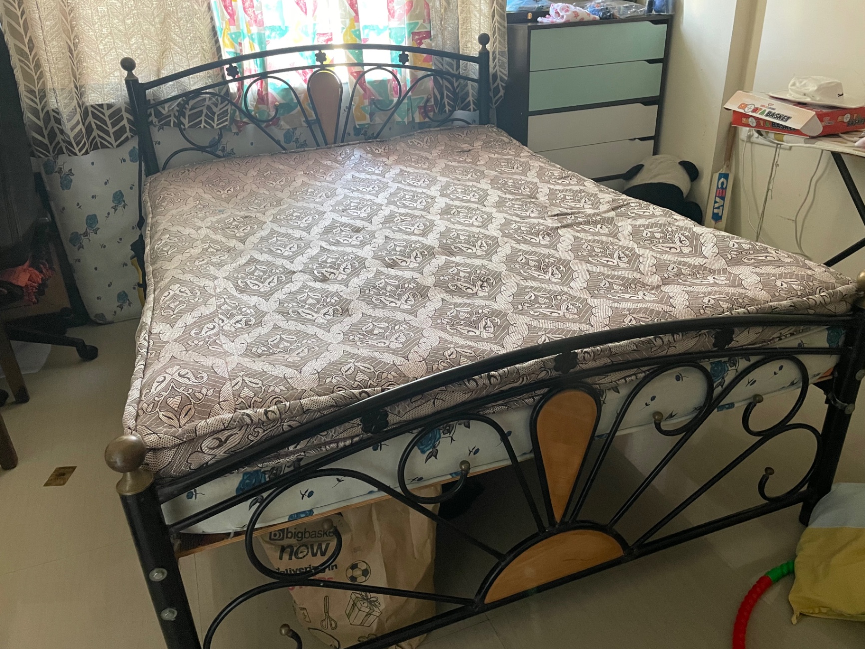 Queen size metal bed without storage - Image 1