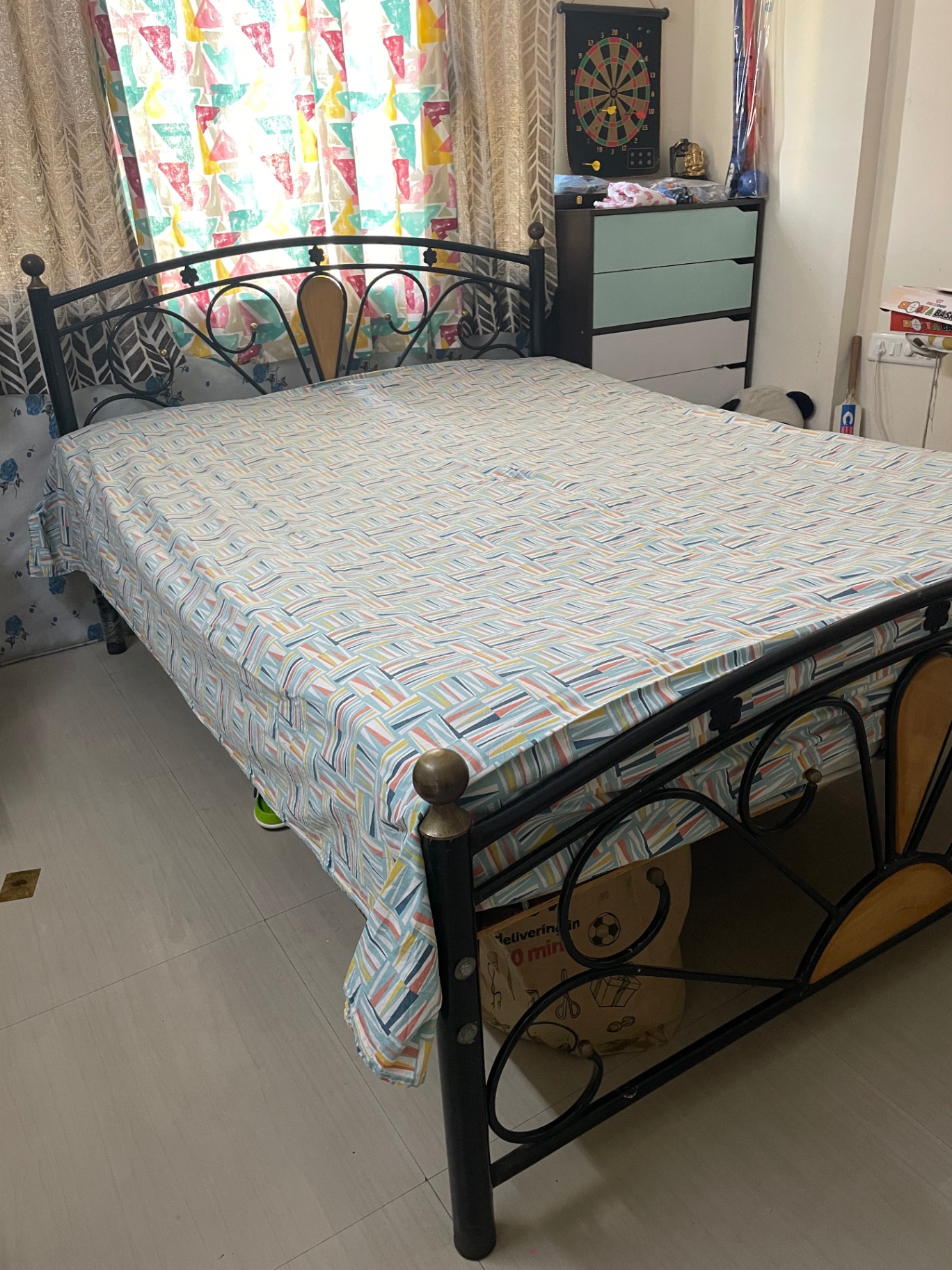 Queen size metal bed without storage - Image 3