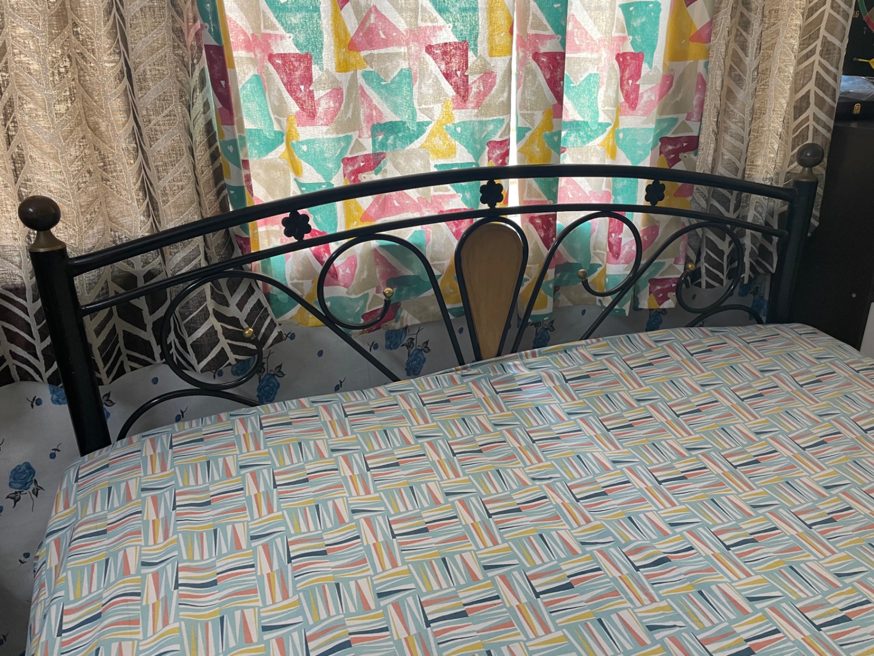 Queen size metal bed without storage - Image 4